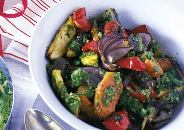 Ugnsstekta grönsaker i grönkålspesto