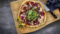 Pizza med bresaola og rødbeder