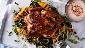 Långbakad kyckling i ugn med chilikräm och svarta bönor