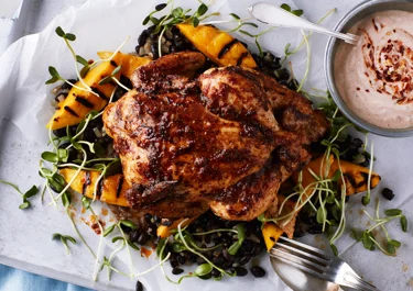 Långbakad kyckling i ugn med chilikräm och svarta bönor