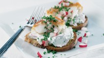 Crostini med røget torsk, purløg og radiser