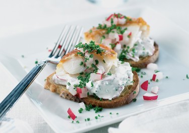Crostini med røget torsk, purløg og radiser