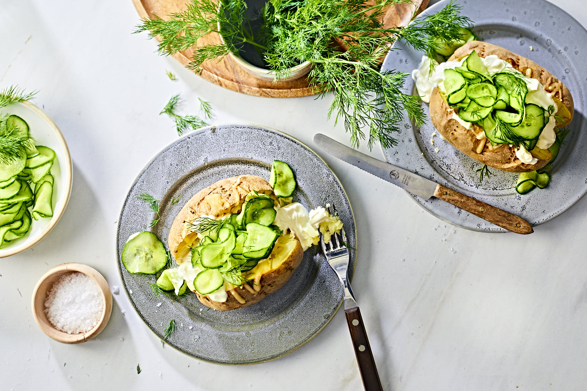 Ofenkartoffel mit Käse, Crème fraîche und Gurke - Rezept | Arla Foods
