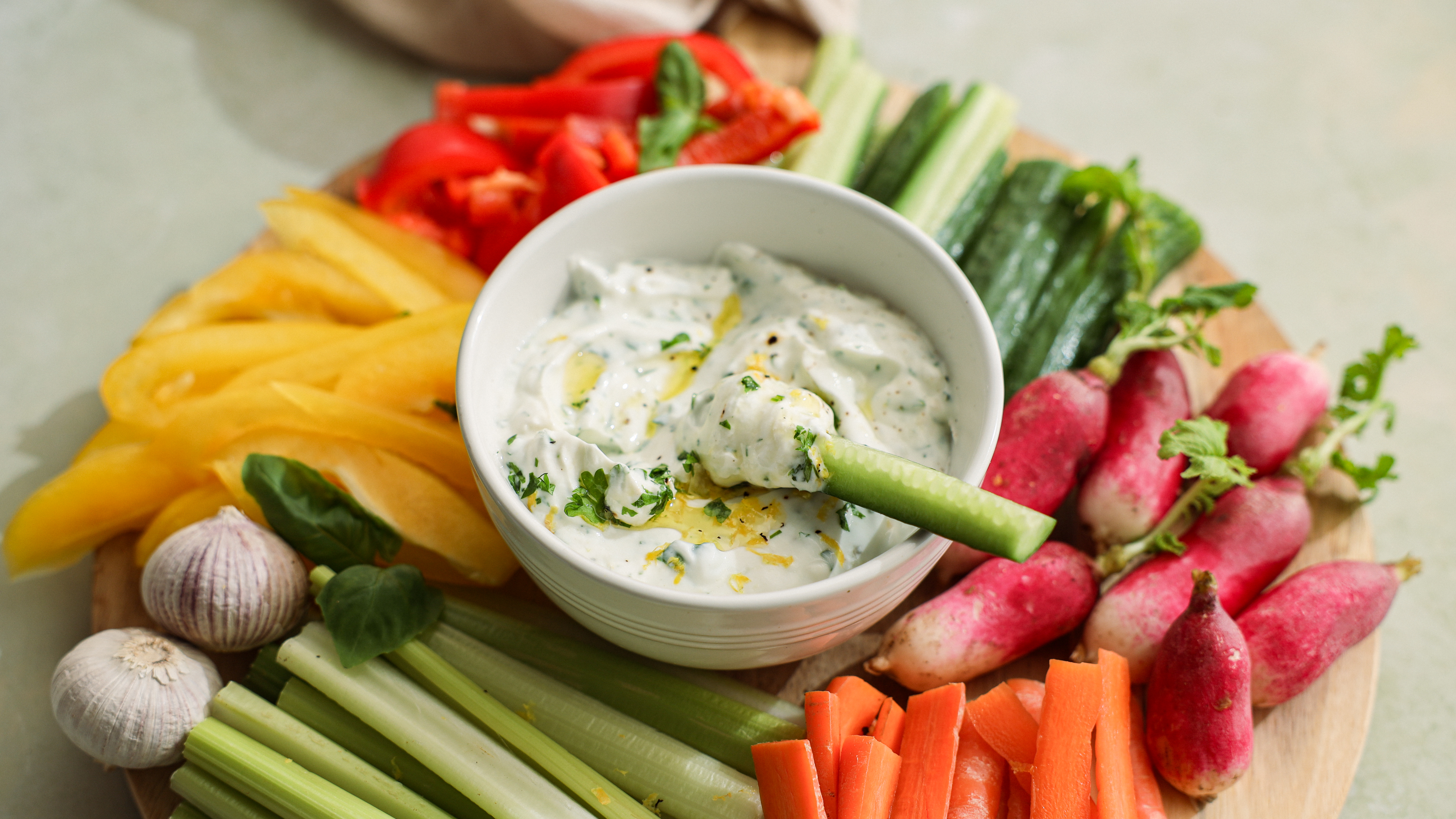 Knoblauch-Kräuter-Dip mit Zitrone und Skyr
