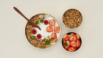 Skyr med vanilje, jordbær og granola