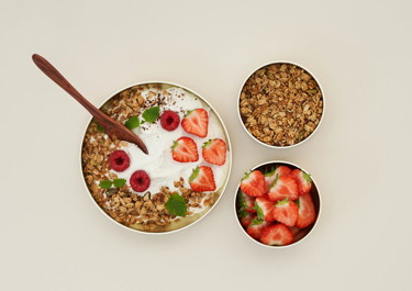 Skyr med vanilje, jordbær og granola