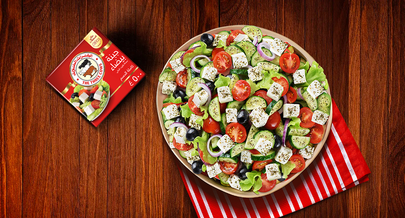 السلطة اليونانية مع الخيار والطماطم وجبنة الفيتا