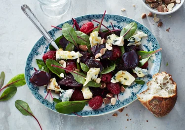 Sallad med rödbetor, hallon och brynt limesmör