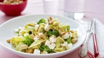 Tortellini med ost, broccoli och avokado