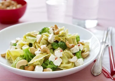 Tortellini med ost, broccoli och avokado