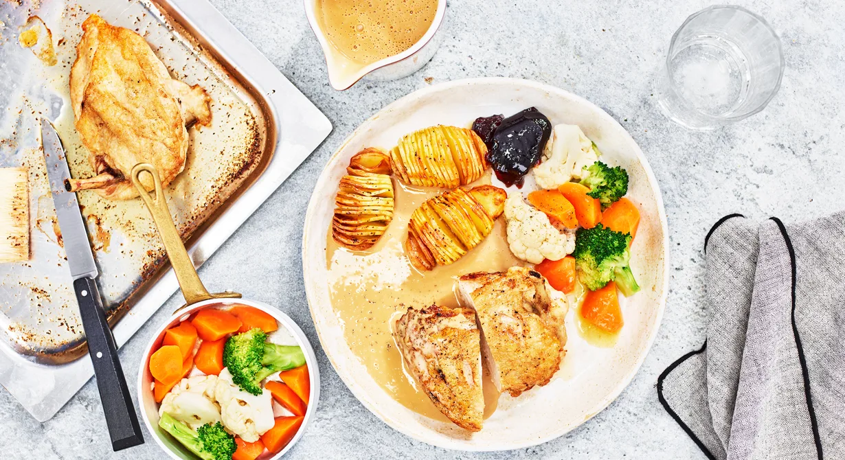 Gräddsås är den sås som passar perfekt till all typ av husmanskost. Här serveras den till kyckling med hasselbackspotatis. Men servera gräddsås även till köttbullar, kåldolmar, stek, pannbiff mm.