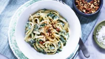 Pasta med grönkål och rostad mandel