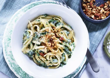 Pasta med grönkål och rostad mandel