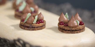 Manjari tumma suklaa-kirsikkatäytekeksi