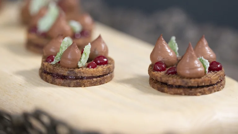 Manjari tumma suklaa-kirsikkatäytekeksi