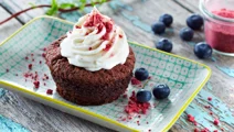 Chokolademuffins med is og frysetørrede hindbær