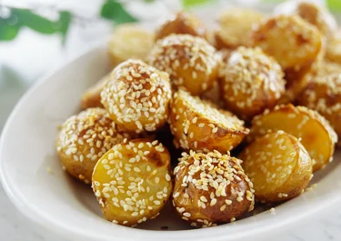 Ugnsbakad färskpotatis med sesamfrö
