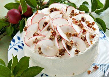 Omena-saksanpähkinä-kinuskikakku