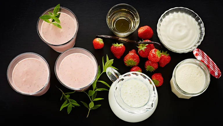 Smoothie med jordbær, hyld og jernurt