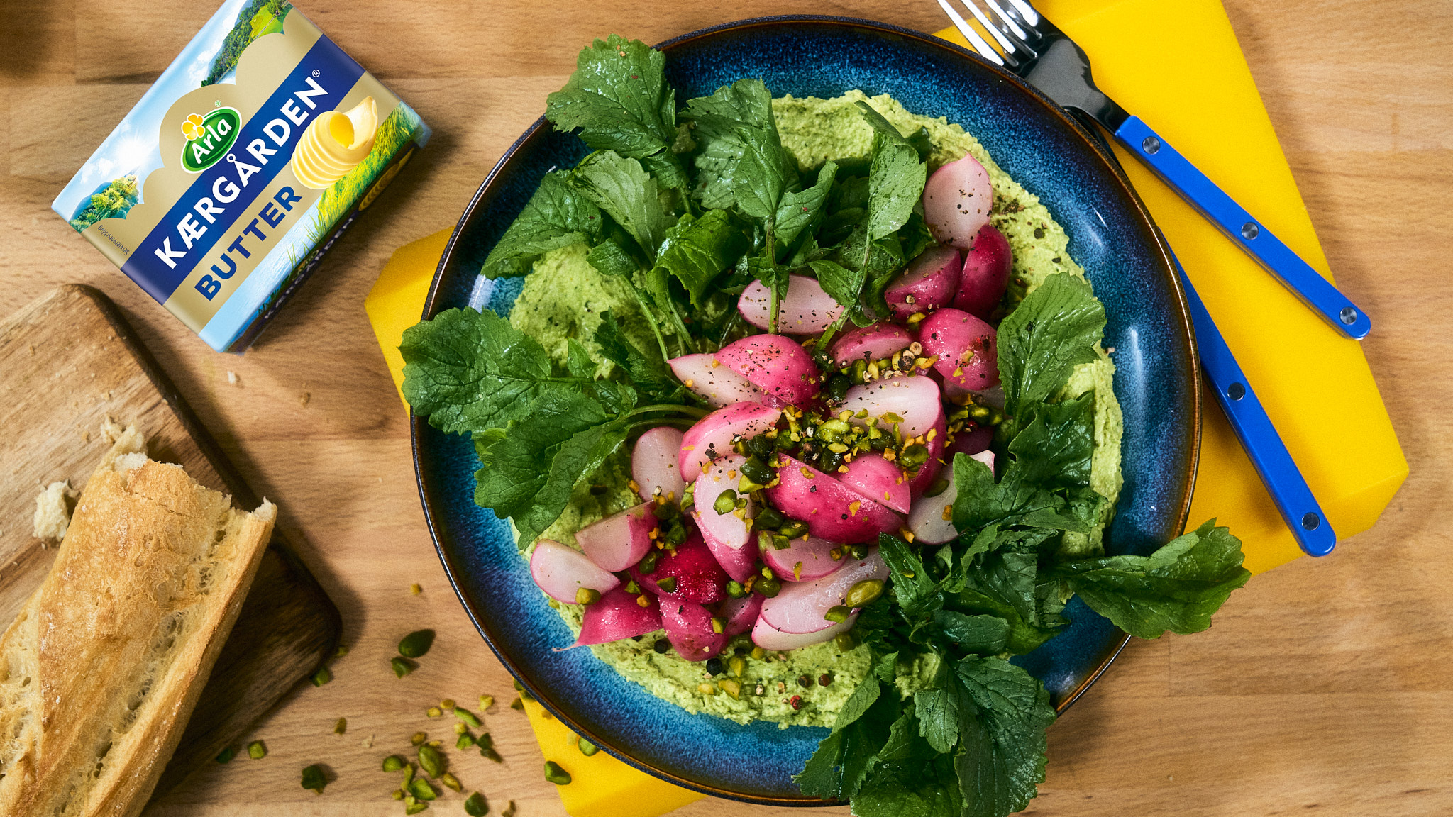 Buttrig gebratene Radieschen mit Pistazien-Feta Creme