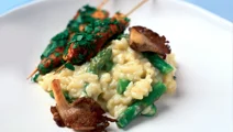Himmelsk risotto med örtkryddade kycklingspett