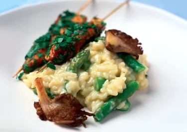 Himmelsk risotto med örtkryddade kycklingspett