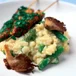 Himmelsk risotto med örtkryddade kycklingspett