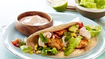 Kipwrap met Mexicaanse maïssalade