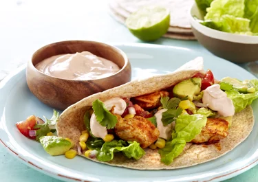 Kipwrap met Mexicaanse maïssalade