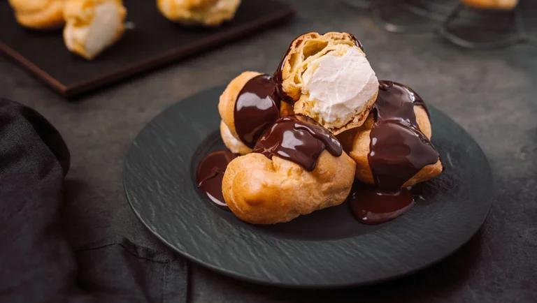 Profiteroles mit Schokosauce