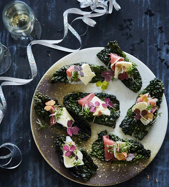 Kale chips with ham, Creamy White and cress