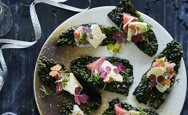 Kale chips with ham, Creamy White and cress
