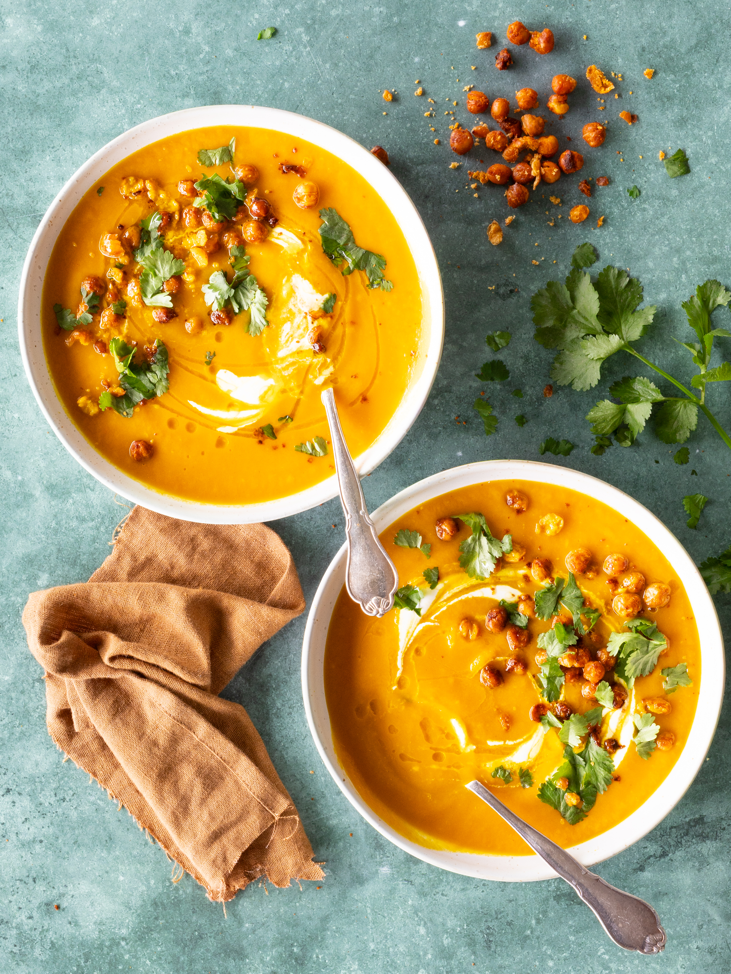 Gulerodssuppe med sprøde kikærter