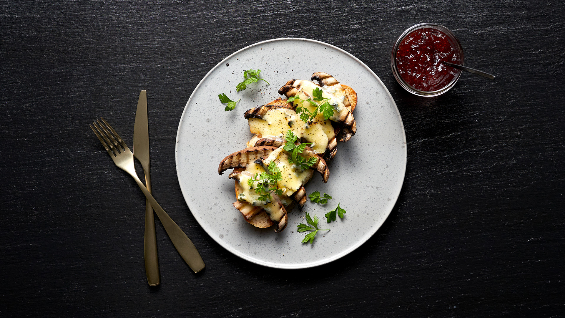 Surdejs-bruschetta med portobellosvampe og Castello® Creamy Blue