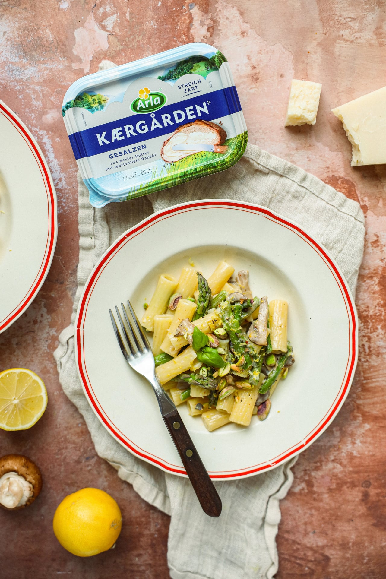 Pasta mit grünem Spargel und Pilzen