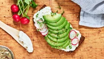 Rågsmörgås med färskost och avokado