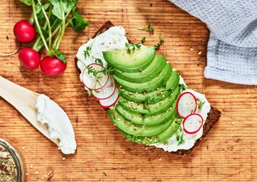 Rågsmörgås med färskost och avokado