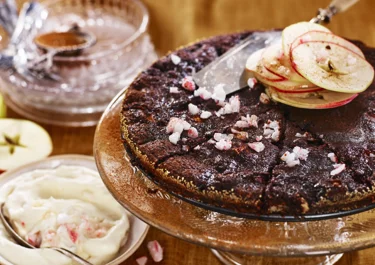 Kanelkladdkaka med äpple och polkagrisgrädde