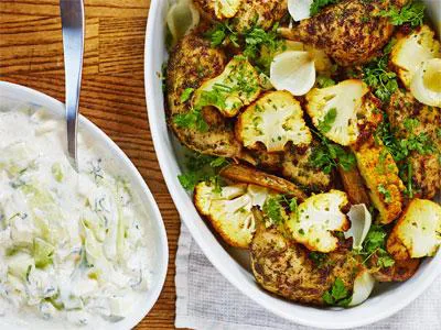 Smakrik rätt som passar perfekt att servera ur bleck. Självklart använder jag mitt favoritäpple Ingrid-Marie till tzatzikin. Om tid finns - köp hel kyckling och stycka av låren. Då får du fantastisk filé och skrov till fonder på köpet.