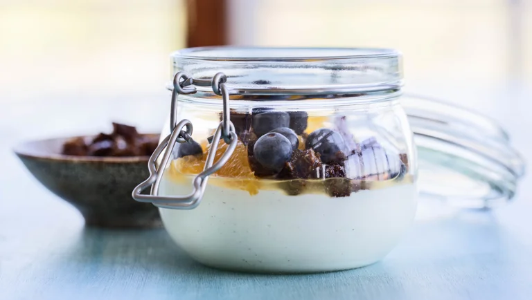 Arla Skyr met geroosterd brabants roggebrood, sinaasappel en blauwe bessen