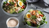 Sallad med kräftstjärtar, ägg och bulgur