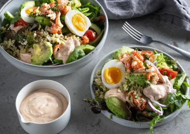Sallad med kräftstjärtar, ägg och bulgur