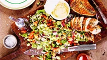 Grillad dragonkyckling med amerikansk hacksallad
