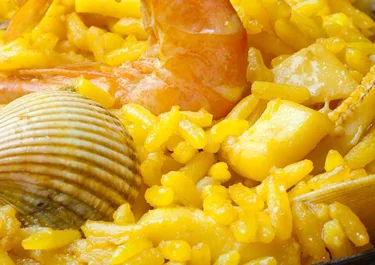 Arroz en costra con berberechos y cañaillas
