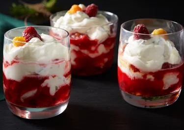 Hallon- och hjortronkompott med ingefärsgrädde