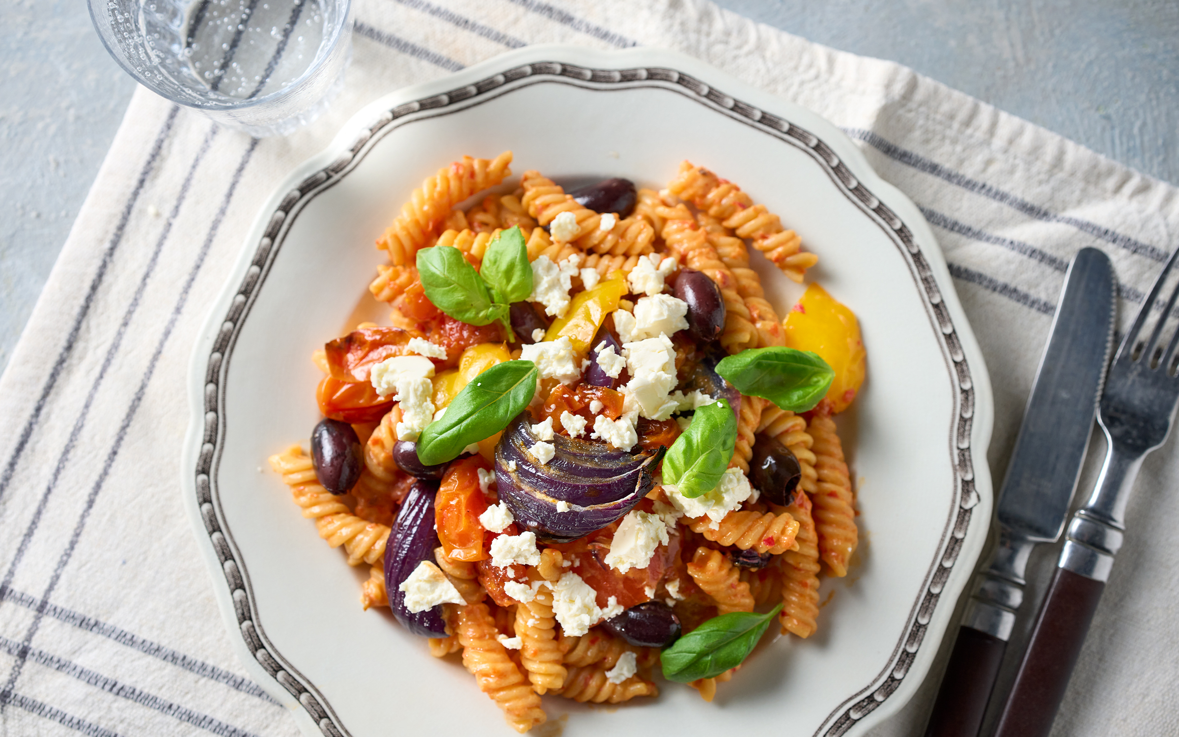 Fullkornspasta med paprikasås