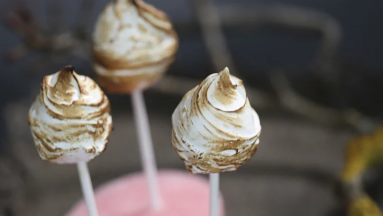 Pavlova petit fours