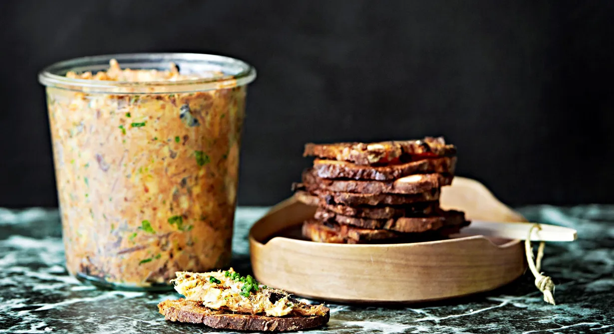 Brödet har en central roll på julbordet men det blir också mycket spill. Skär det tunt, pensla med smör och gör goda crostini av fruktbrödet, kavringen eller pumpernickeln och använd till aptitretarna. Rillette är oemotståndligt gott, speciellt smaksatt med en lagrad ost. Går också utmärkt att göra på fet fisk såsom lax, röding eller tonfisk.