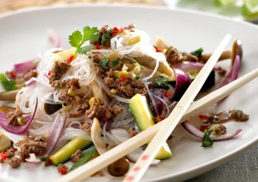 Nudelsalat med oksekød og koriander