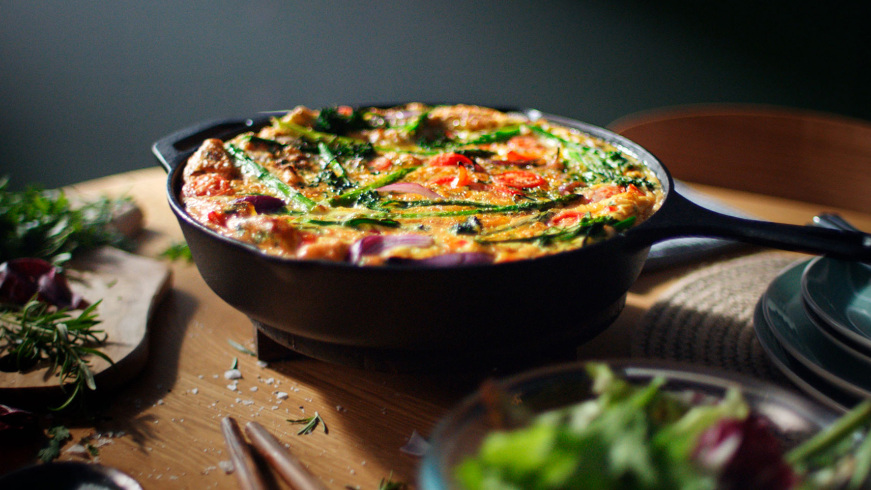 Frittata with broccoli and red onion